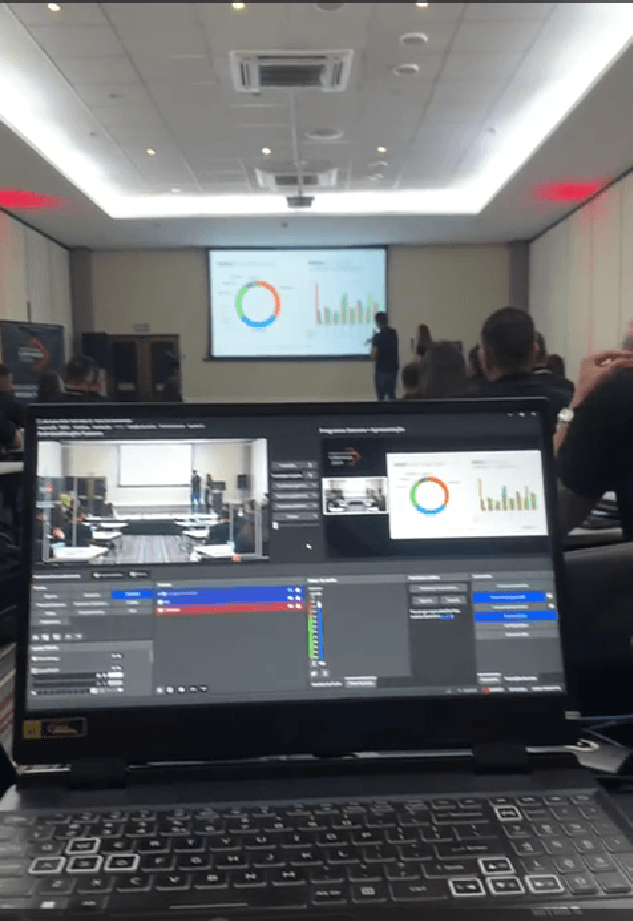 Operação de transmissão com multiview em notebook durante um evento presencial